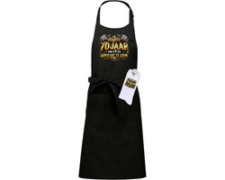 Keukenschort en sokken met tekst - Giftset - Goud het duurde 70 jaar - Moederdag - Vaderdag - Zwart - Verstelbaar - Cadeau idee - Verjaardag - Cadeau dames en heren - Liefste Opa en Oma cadeau - Kerst cadeau - Grappig cadeau - Onesize