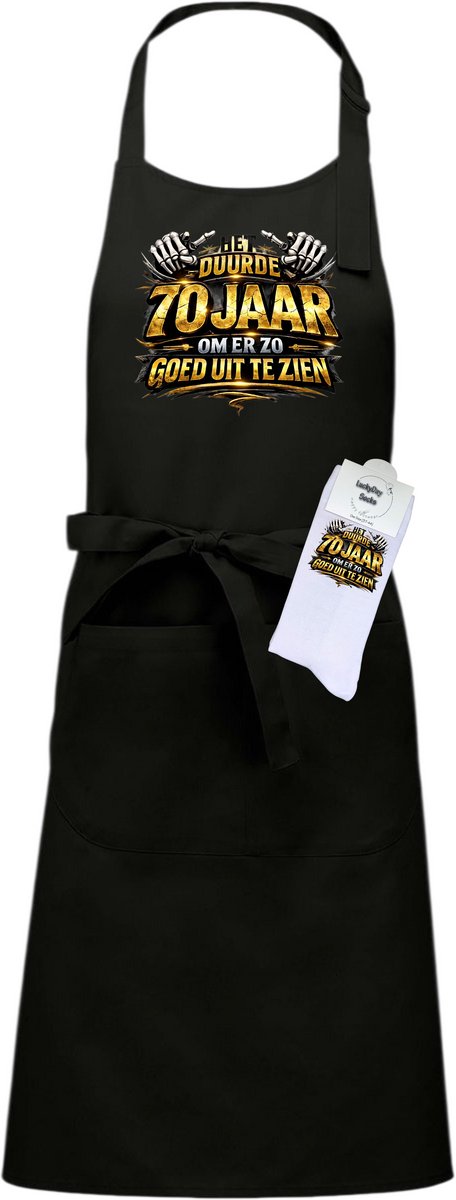 Keukenschort en sokken met tekst - Giftset - Goud het duurde 70 jaar - Moederdag - Vaderdag - Zwart - Verstelbaar - Cadeau idee - Verjaardag - Cadeau dames en heren - Liefste Opa en Oma cadeau - Kerst cadeau - Grappig cadeau - Onesize