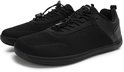 Paar zwarte lage sneakers met mesh bovenwerk en leren accenten.