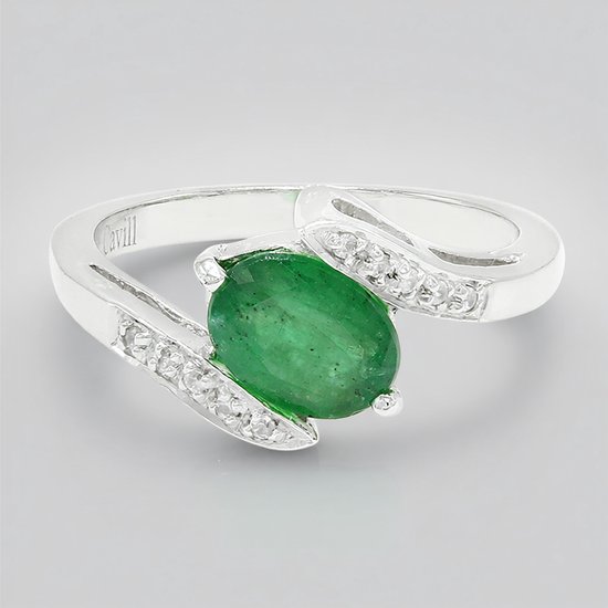 Zilveren ring met een ovale groene smaragd en een rij kleine witte steentjes op een gedraaide band.