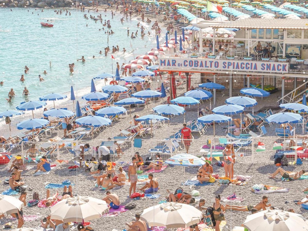 IXXI Amalfi Beach Club, Henrike Schenk - 80 x 60 cm - Gratis ophangtool - Grote wanddecoratie en posters - Fotografie, Kleurrijk, Eetkamer, Woonkamer