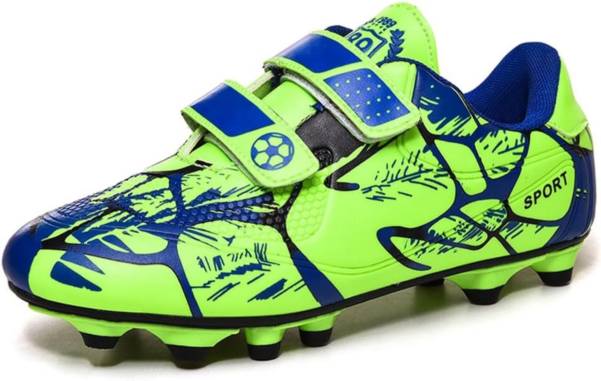 Lichtgewicht, groene voetbalschoen met blauwe details en antislip zool, ideaal voor jongens en meisjes op kunstgras.