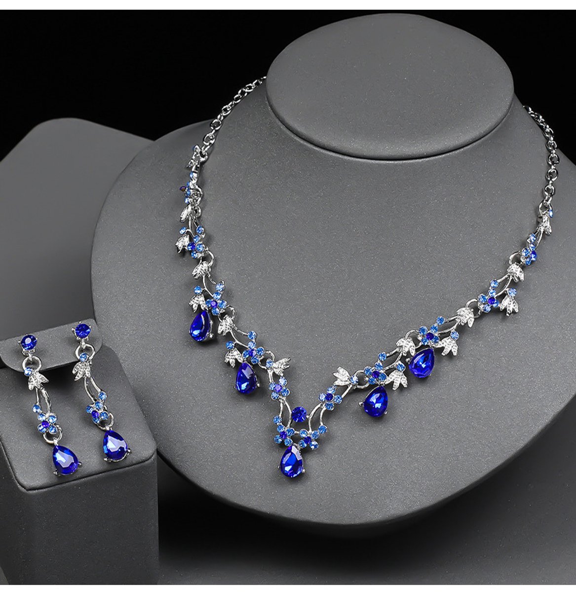 Sieradenset/Ketting en oorbellen set met blauwe kristallen
