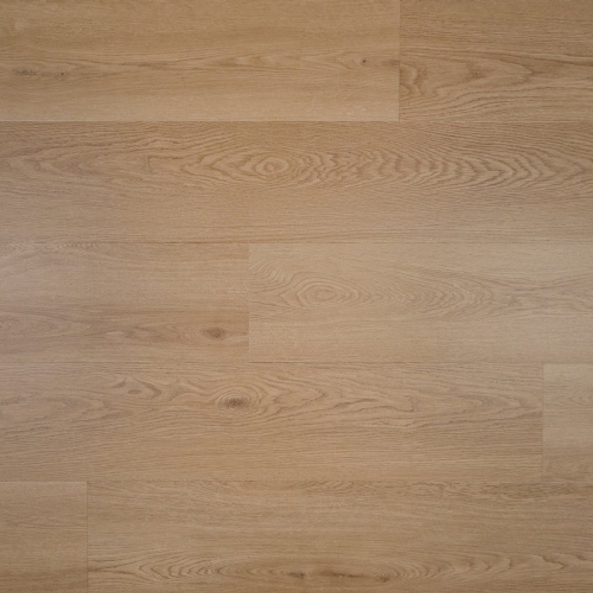 OTIUM Lyra plank SPC Rigid UM 10738 OTIUM Lyra plank Rigid in natuurlijke eik biedt een kalme, warme basis met een tijdloze uitstraling.