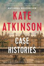 Boekomslag van 'Case Histories' door Kate Atkinson. Een nationaal bestseller, met een gebouw op de achtergrond en een fiets ervoor.