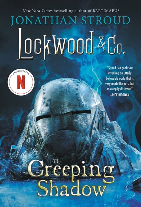 Boekomslag van Lockwood & Co. The Creeping Shadow met een onheilspellend, bepantserd helm-achtig gezicht op een blauwe, rokerige achtergrond. Met Netflix-logo en recensie.