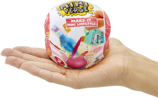 Een rode en witte bol met de tekst 'MINI VERSE' en 'MAKE IT MINI LIFESTYLE', met afbeeldingen van knutselspullen.