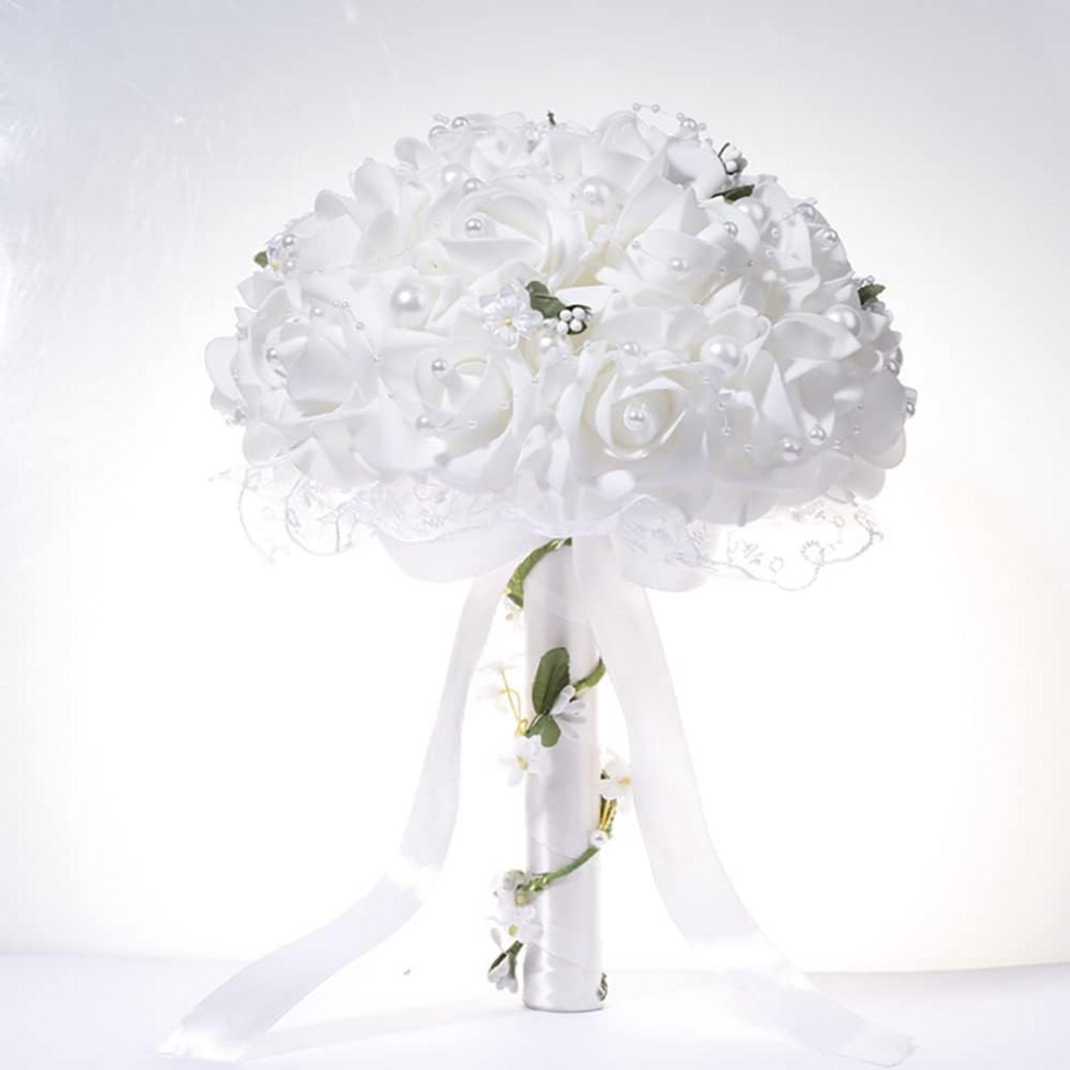 Kunstmatig Romantisch Bruidsboeket met Witte Rozen en Parels voor Bruiloft