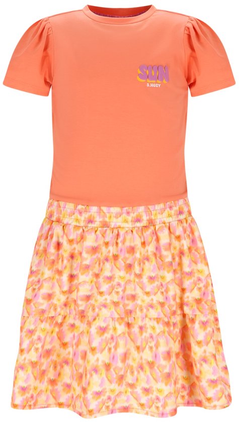 Oranje jurk met korte pofmouwen en een wijde, gelaagde rok met een abstracte print in roze, oranje en geel. Tekst op de voorkant 'SUN'.