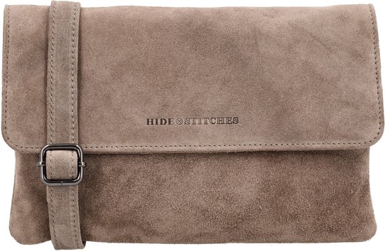 Taupe suède clutch met schouderband en gesp, en 'HIDE & STITCHES' logo op de klep.