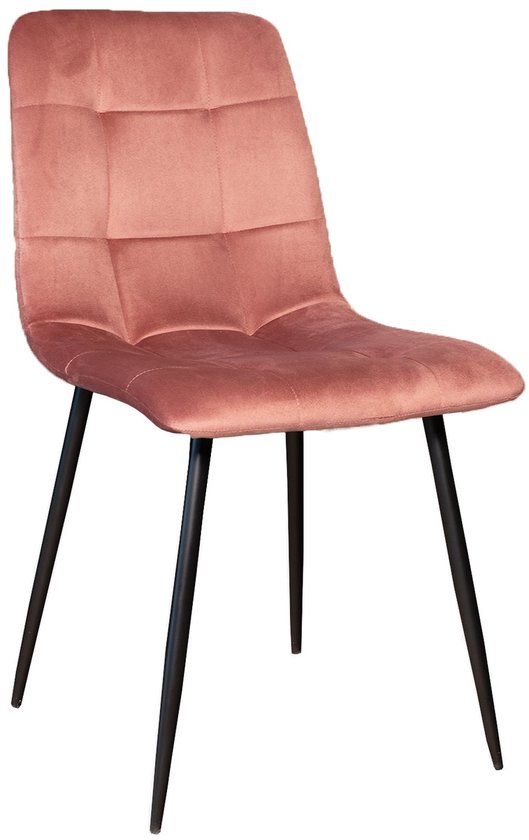 Une chaise de salle à manger en velours rose avec des pieds en métal noir, isolée sur fond blanc.