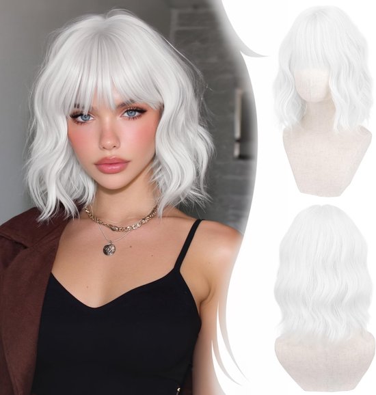 Model met korte witte golvende pruik met pony, zwarte top en gouden ketting.