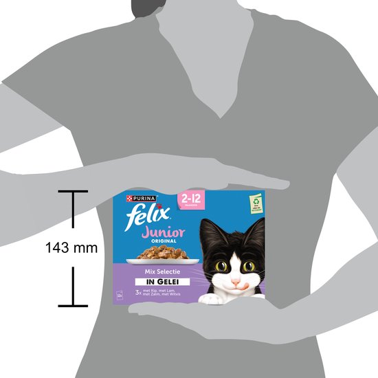 Een vrouw houdt een Felix Junior Original Mix Selectie in gelei verpakking vast van 143 mm.