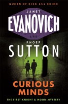 Boekcover van 'Curious Minds' met de tekst 'Queen of Kick Ass Crime', 'Janet Evanovich and Phoef Sutton', en 'The First Knight & Moon Mystery'. Twee personen lopen op een perron.