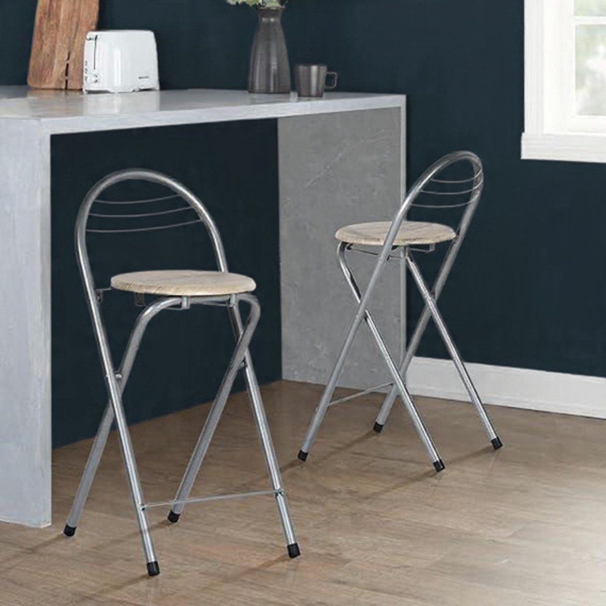 Porto Fold Compact – Set van 2 Opklapbare Barkrukken – Eiken Look & Zilver – Inklapbare Barstoelen met Rugleuning – 61 cm Zithoogte – Geen Montage Nodig Casa Serena – 61 cm – Casa Dorada