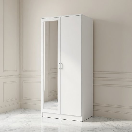 Witte kledingkast met twee deuren, waarvan één spiegeldeur. De deuren hebben zilverkleurige handgrepen.