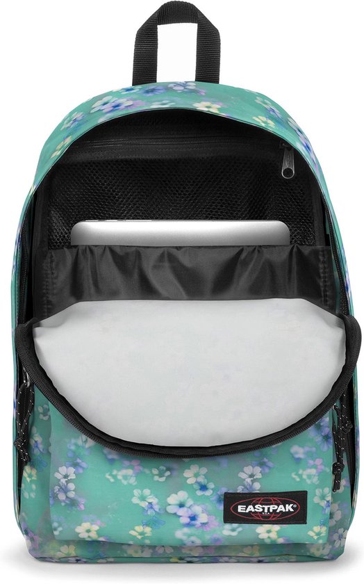Open Eastpak rugzak met bloemenprint, laptopvak en voorvak. Binnenkant zwart met mesh.