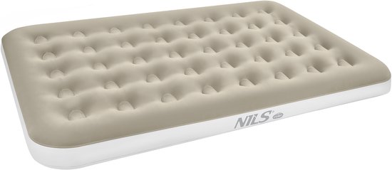 Beige opblaasbaar luchtbed met witte rand en noppenpatroon. Het NILS Camp logo is zichtbaar.