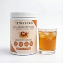 Pot Naturecan collageen peptiden karamelsmaak naast een glas ijsthee, met tekst over de voordelen van collageen.