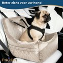 Een mopshond zit in een beige honden autostoel op een witte autostoel, vastgegespt.
