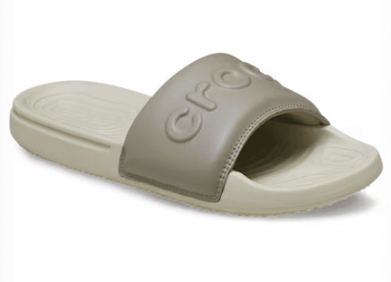 Een beige Crocs All Day Slide slipper met taupe band, waarop het logo in reliëf is aangebracht.