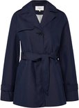 Donkerblauwe s.Oliver trenchcoat met ceintuur, gedragen met gestreept shirt.