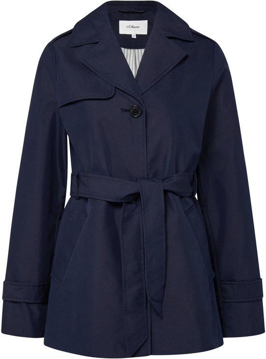 Donkerblauwe s.Oliver trenchcoat met ceintuur, gedragen met gestreept shirt.