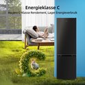 Zwarte koelkast in een woonkamer met een vrouw die leest op de bank, naast een grasveld met een konijn.