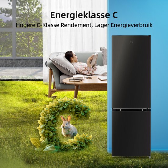 Zwarte koelkast in een woonkamer met een vrouw die leest op de bank, naast een grasveld met een konijn.