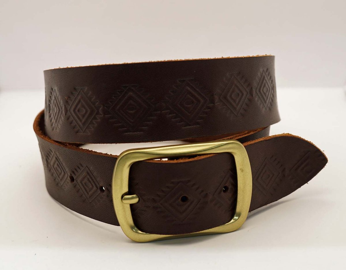Leren riem met wisselbare gesp donker bruin met indianen tekens in de lengte 115 cm - lederen western riem donker bruin lengte 115 cm - donker bruin buckle riem met siertekens - leren buckle riem van 4 cm breed voor heren en dames
