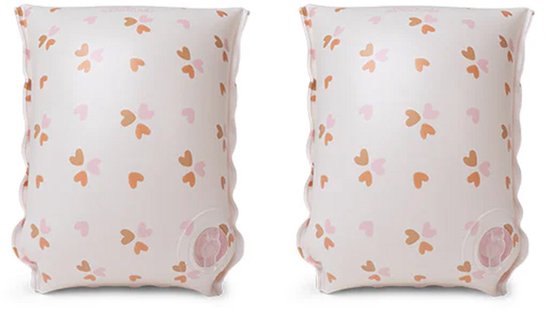 Twee witte zwemvleugels met een all-over print van kleine roze en koraalrode hartjes.