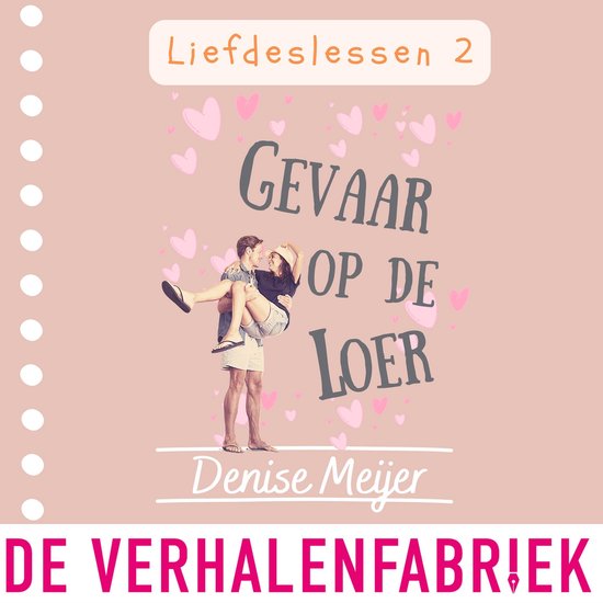 Liefdeslessen 2: Gevaar op de loer. Een man draagt een vrouw op zijn armen, beiden lachend.