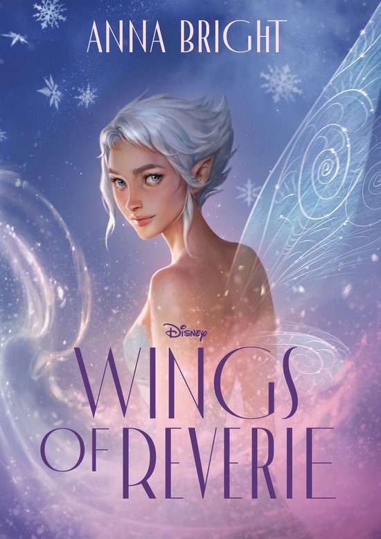 Couverture de livre représentant une fée aux cheveux argentés, aux yeux bleus et aux ailes translucides. Le titre 'WINGS OF REVERIE' est en bas.