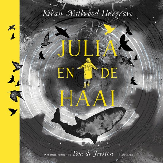 Een meisje in een gele regenjas staat in het midden van de kaft, omringd door zwarte vogels en een haai. "JULIA EN DE HAAI" staat in gele letters.