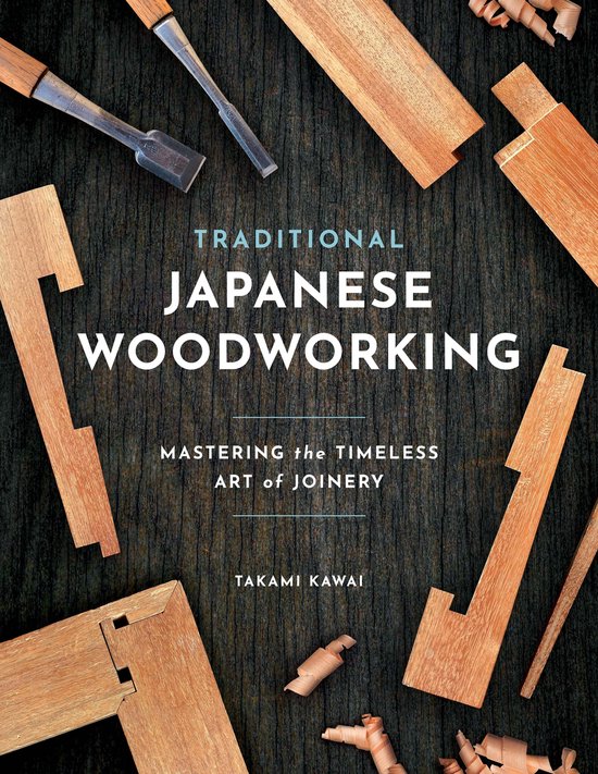Boek 'Traditional Japanese Woodworking' met houtverbindingen en gereedschappen.