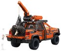 Oranje speelgoed pick-up truck met tijgerstrepen, een kraan en een olifant in de laadbak.