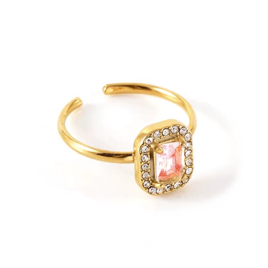 Gouden ring met een rechthoekige roze steen, omringd door kleine heldere steentjes.