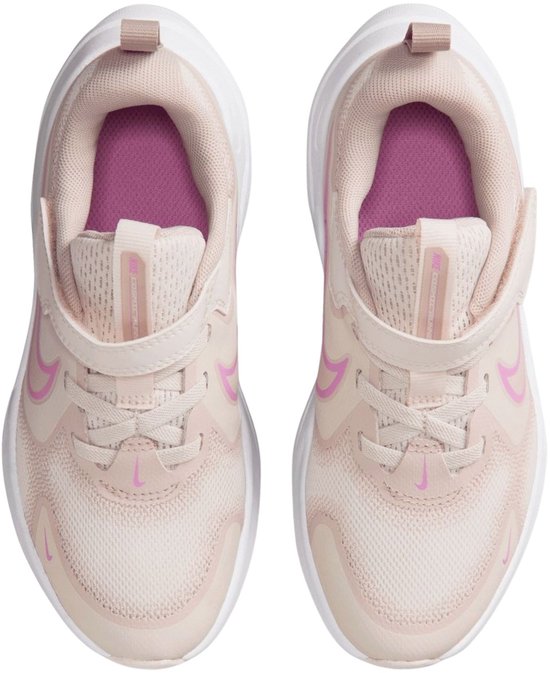 Bovenkant van twee lichtroze sneakers met roze Nike logo's en klittenbandsluitingen.