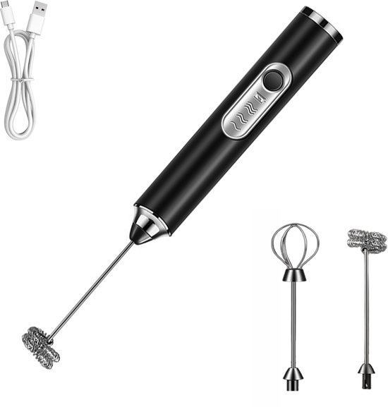 Zwarte elektrische melkopschuimer met USB-kabel en twee opzetstukken: een klopper en een schuimopzetstuk.