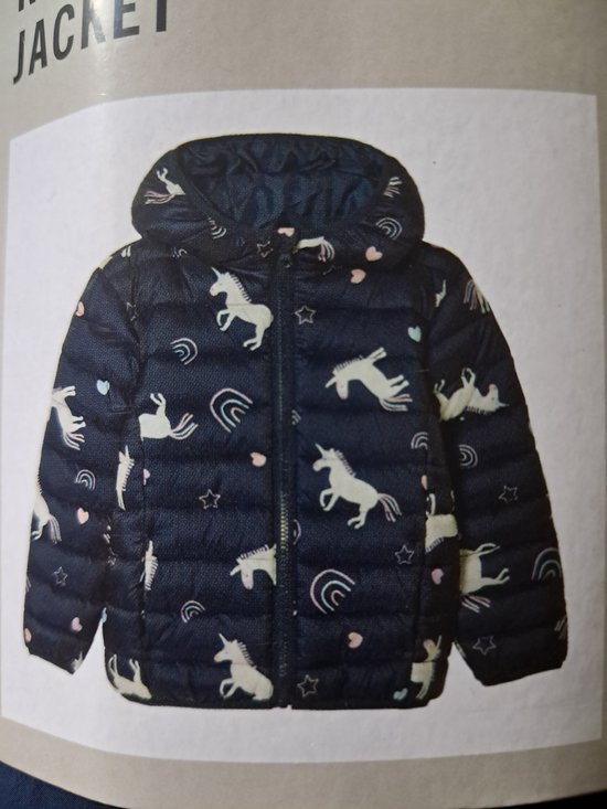Donkerblauwe winterjas met capuchon, bedrukt met witte eenhoorns, sterren en regenboogjes. Ultralicht en warm.