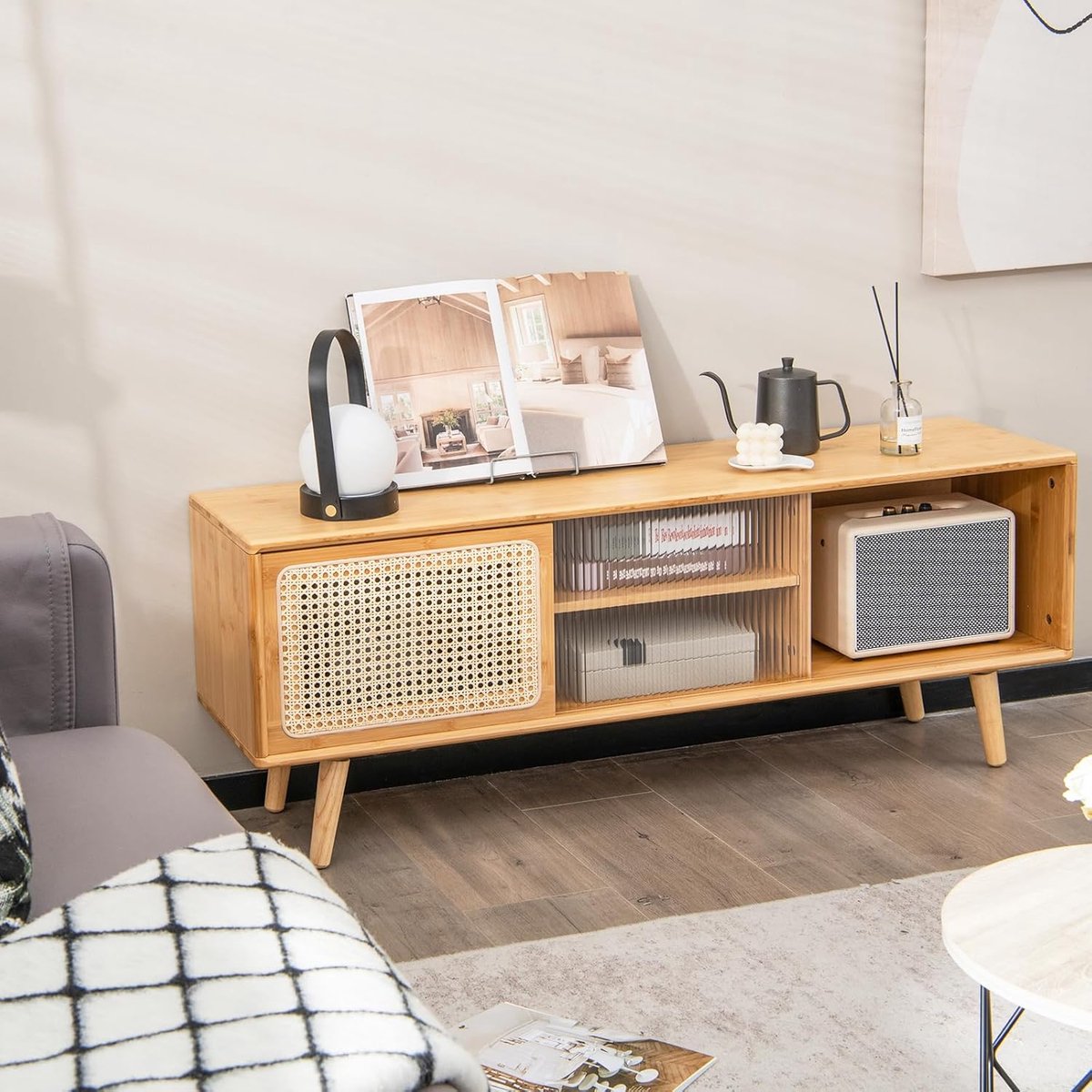 TV-meubel Urbanhome Bamboe & Rotan – TV-kast & Lowboard 120,5x31x45,5 cm – Moderne TV-console met 2 Open Vakken en Glazen Schuifdeur – Wandkast voor TV tot 55 Inch – Minimalistisch & Duurzaam