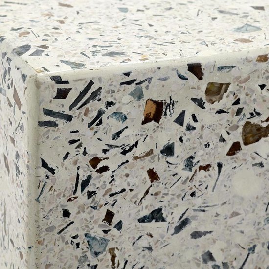 Detail van witte bijzettafel met terrazzo-look met veelkleurige spikkels.