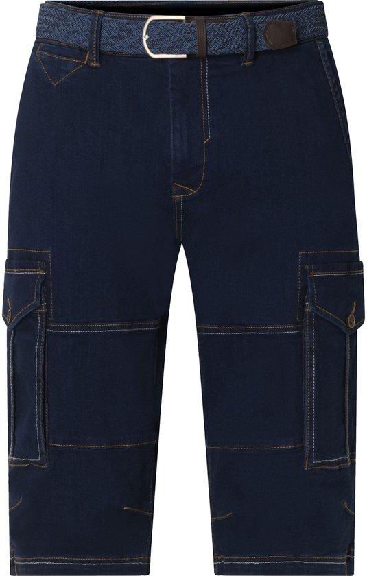 Donkerblauwe spijkerbroek shorts met riem. Met contrasterende stiksels en cargozakken.
