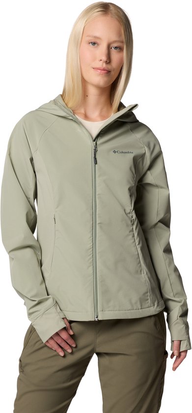Lichtgroene Columbia softshell jas met capuchon, gedragen door een vrouw.