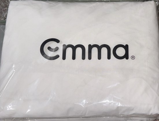 Witte verpakking met het zwarte "Emma" logo erop.