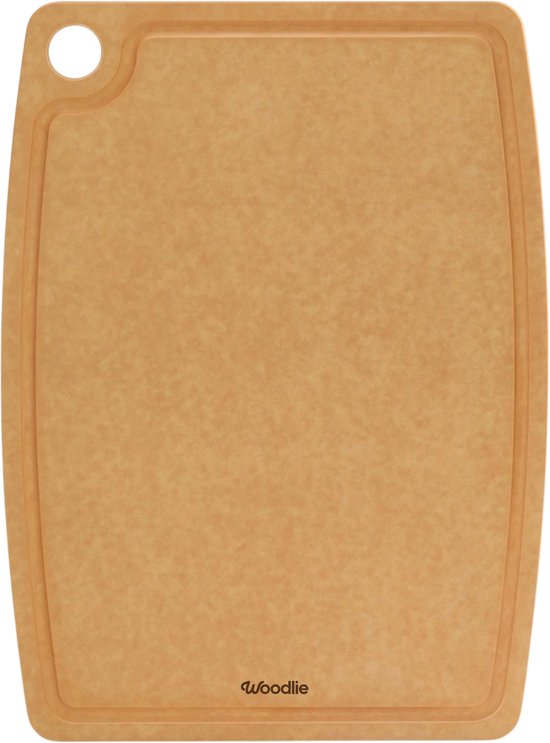 Bruine Woodlie snijplank met ophanggat en sapgoot, op een zwarte achtergrond.
