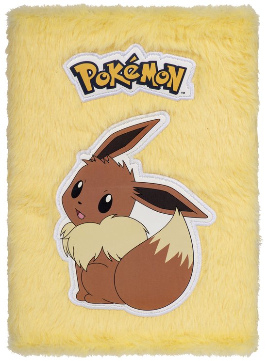 Carnet en peluche jaune Pokémon avec un imprimé Eevee et le logo Pokémon au-dessus.