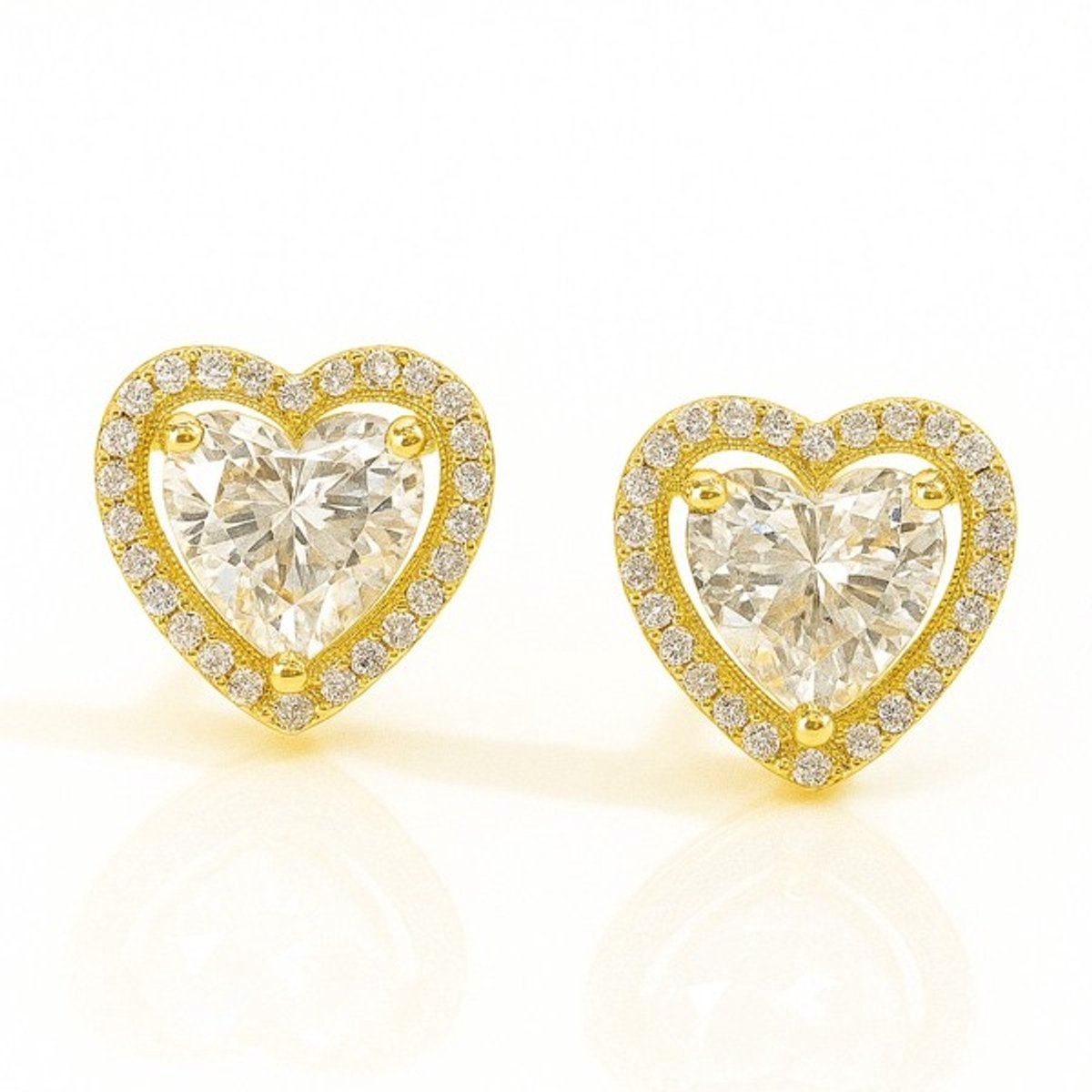 Hartje oorbellen 14k goud verguld met steentjes en een zirkonia steen/ liefde/ elegant/ stijlvol sieraad/ verjaardags cadeau/ luxe/ modern/ sOwiesO shop/ roestvrij staal/