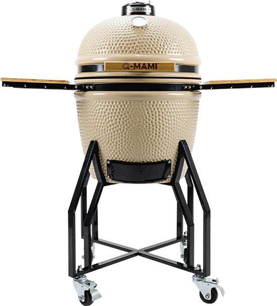 Beige kamado grill van Q-MAMI op zwart onderstel met wieltjes en uitklapbare houten tafels.
