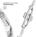 Close-up van de vlindersluiting van een zilverkleurig stalen schakelbandje voor Apple Watch, met de tekst 'IJzersterke en eenvoudige vlindersluiting'.